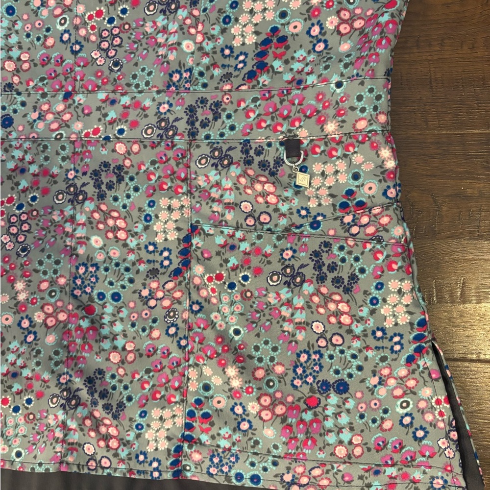 Vera Bradley Lot of Scrub Tops - Picture 10 of 11